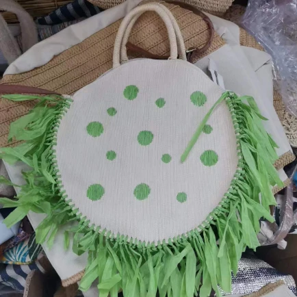 Bolso redondo de bordado de papel verde con borlas