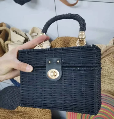 Bolso bandolera negro de ratán natural