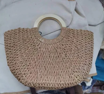 Bolso de playa tejido de papel con asas de madera