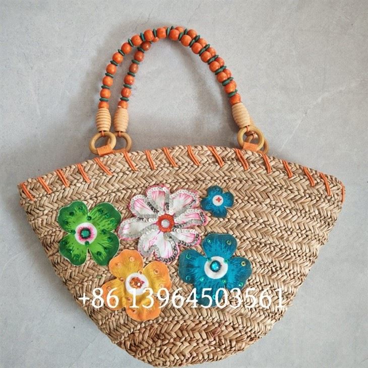 Mujeres de paja con bordados