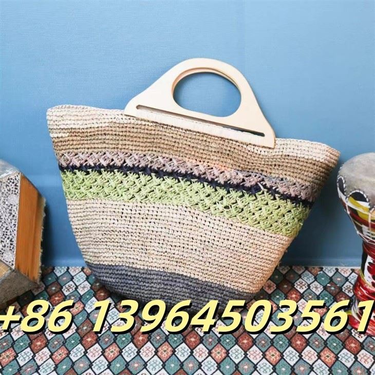 Bolso de rafia con manijas de madera