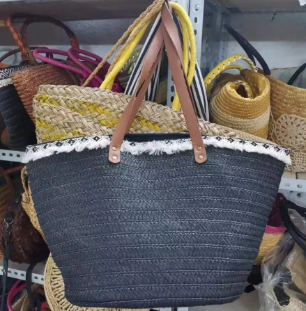 Bolsa de playa tejida de papel negro con encaje