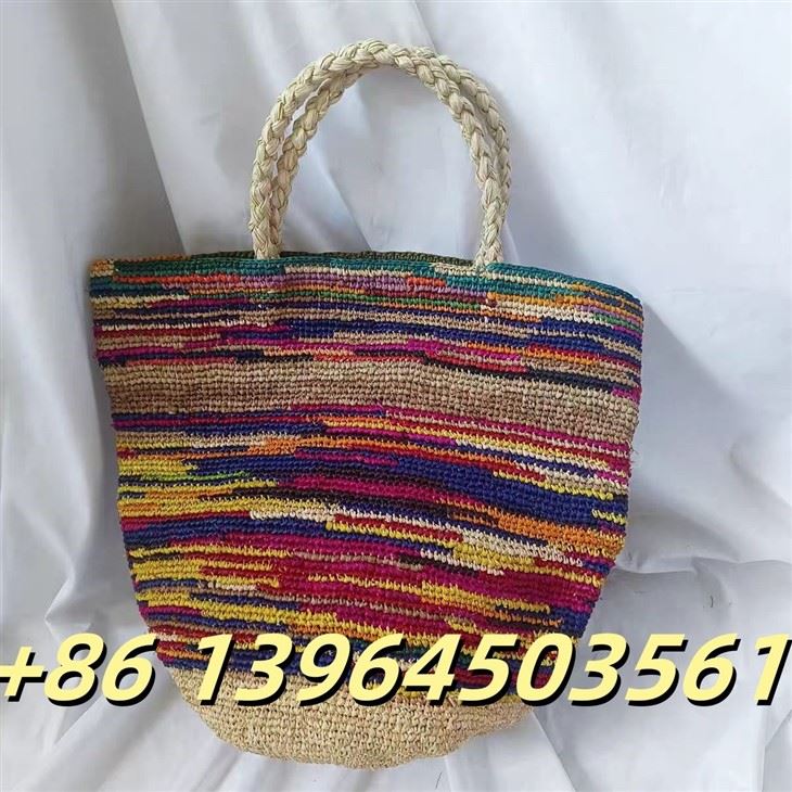 Cubo de rafia multicolor hecho a mano