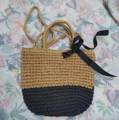 Bolsa tejida de papel con asa larga marrón y negra