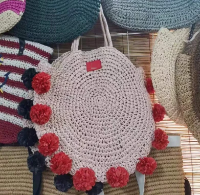 Bolsa de paja de forma redonda con bolas