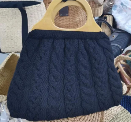 Bolso de mujer de lana negro con asas de madera