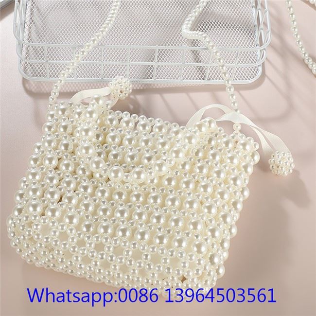 Bolso de perlas blancas hecho a mano