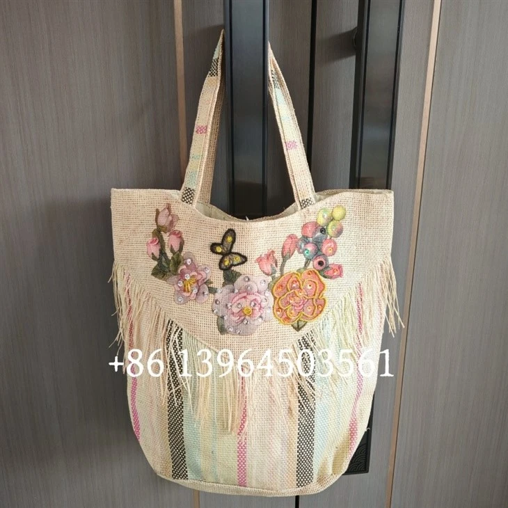 Coloridas bolsas de compras de paja de naturaleza hecha a mano