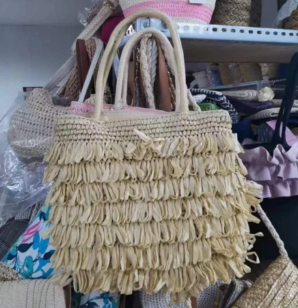 Bolsa de paja beidge de borde a mano