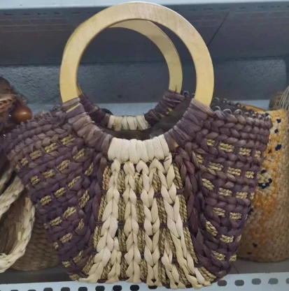 Bolsa de mujeres de paja tejida de color oscuro de color oscuro