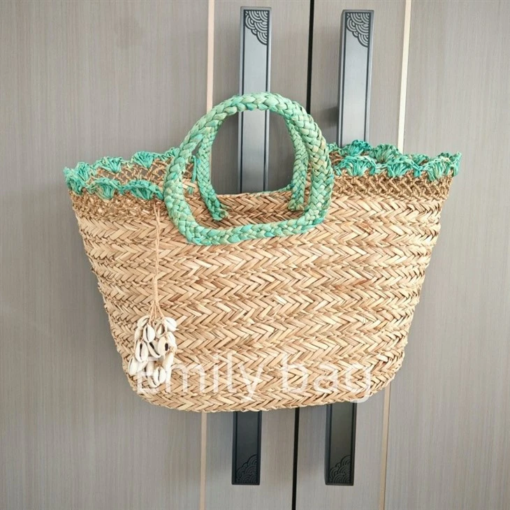 Bolsos de hierba marina tejida a mano