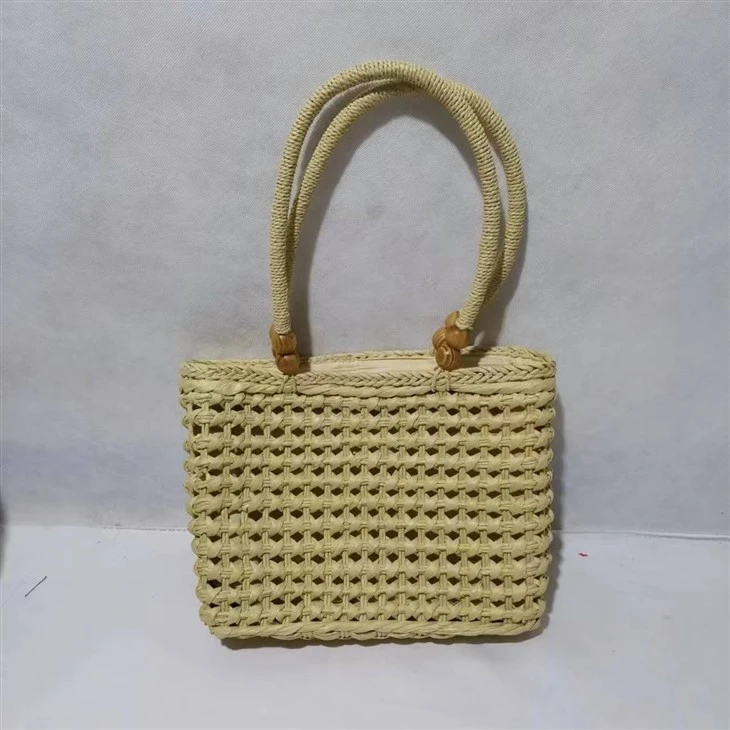 Bolso de mujer beige de paja hueca hecho a mano