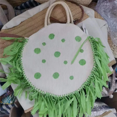 Bolso redondo de bordado de papel verde con borlas