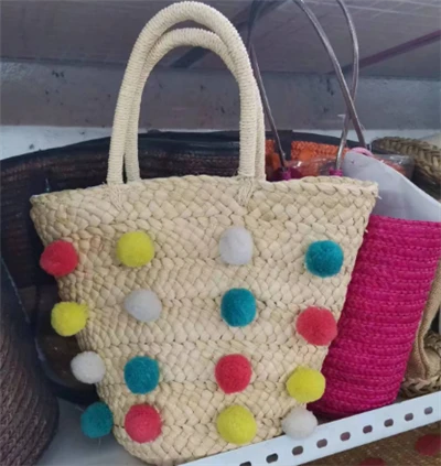 Bolas coloridas bolsas de paja hecha a mano