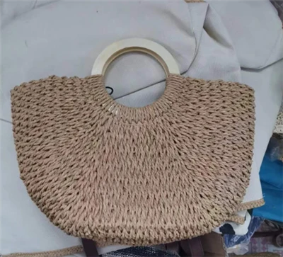 Bolso de playa tejido de papel con asas de madera