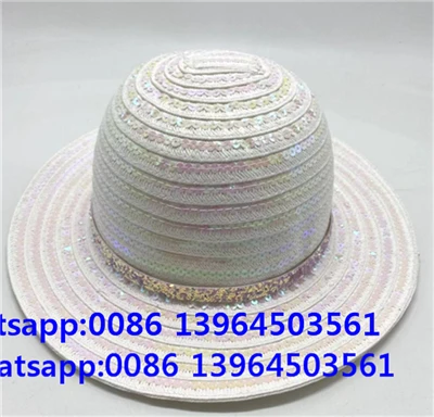 Sombrero de mujer blanco con lentejuelas decorativas