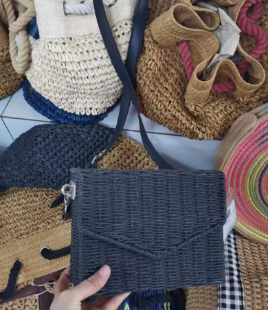 Bolso bandolera tejido a mano de papel con marco de hierro