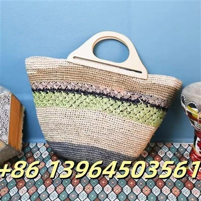 Bolso de rafia con manijas de madera