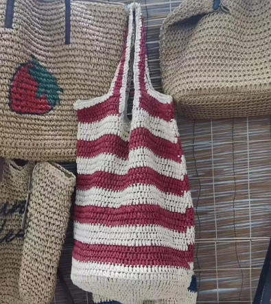 Bolso de compras de paja de papel hecho a mano de ganchillo con rayas rojas