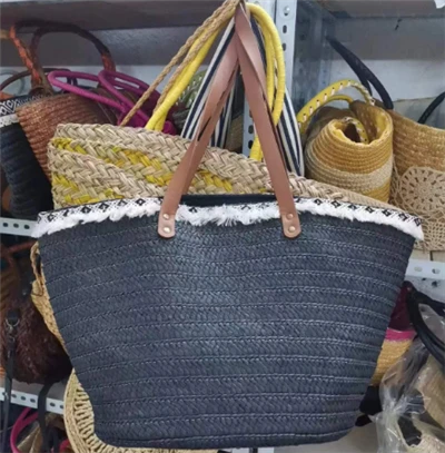 Bolsa de playa tejida de papel negro con encaje