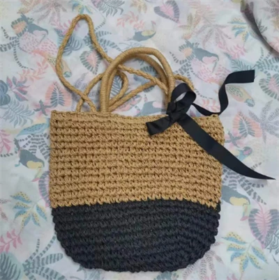 Bolsa tejida de papel con asa larga marrón y negra