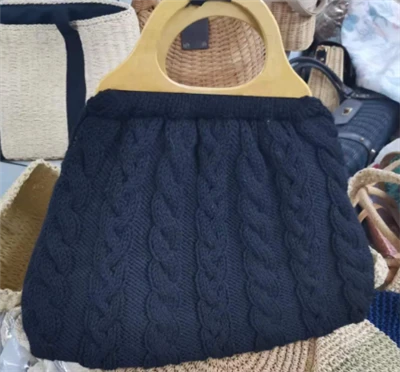 Bolso de mujer de lana negro con asas de madera