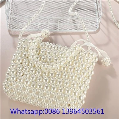 Bolso de perlas blancas hecho a mano