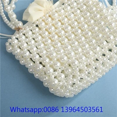 Bolso de mano duradero hecho a mano con perlas