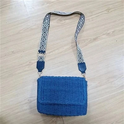 Bolso bandolera de paja azul con cinta