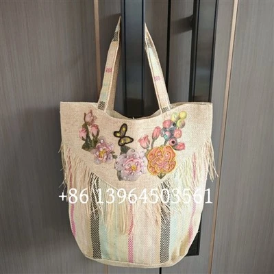 Coloridas bolsas de compras de paja de naturaleza hecha a mano