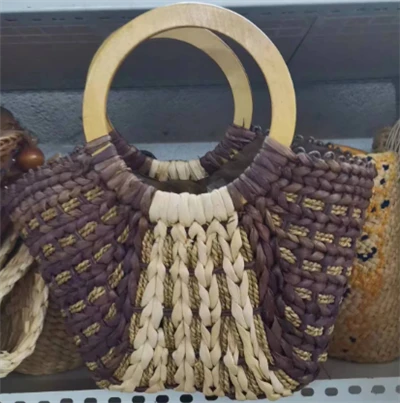 Bolsa de mujeres de paja tejida de color oscuro de color oscuro
