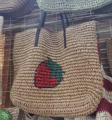 Bolso de playa de mujer de papel grande fresa