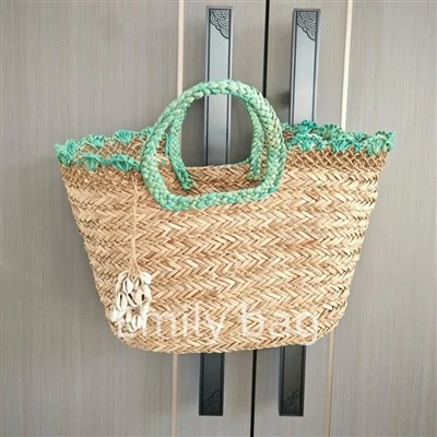 Bolsos de hierba marina tejida a mano