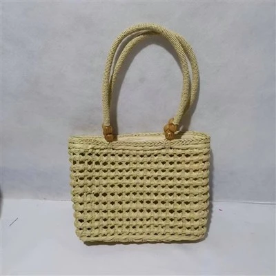 Bolso de mujer beige de paja hueca hecho a mano