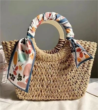 Bolso de mujer de papel tejido a mano con asas de madera