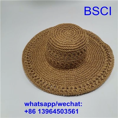 Sombreros de la playa de señoritas jóvenes